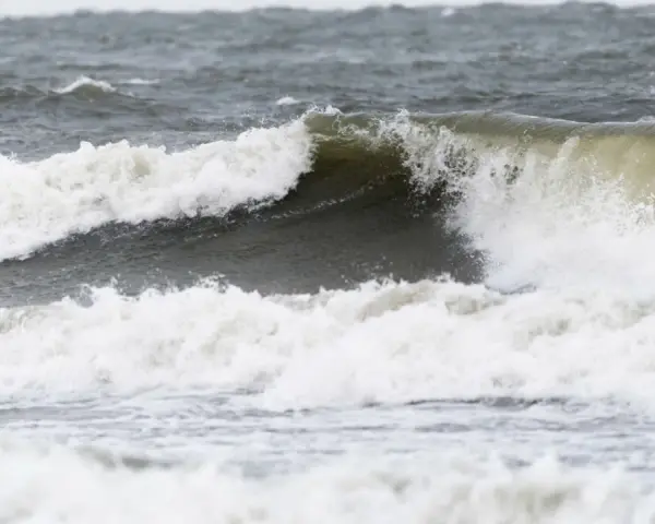 Spienione fale Bałtyku zapowiadają, kiedy będzie sztorm. Woda wzburzona, biała od piany.