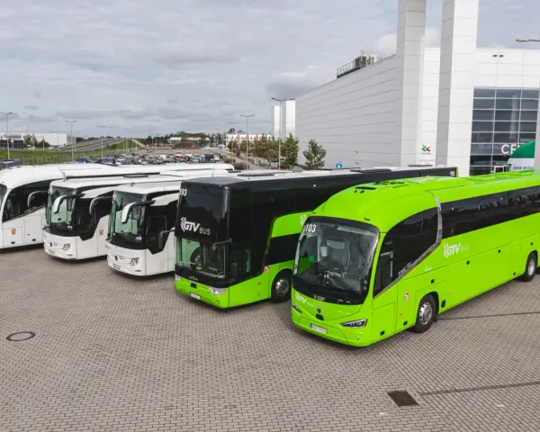 Co zabrać na długą podróż autokarem, by uniknąć niewygód i stresu