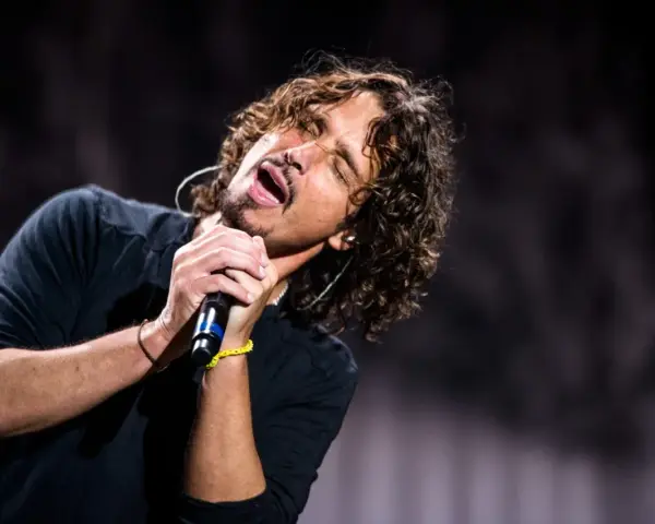 Chris Cornell śpiewa z pasją, jego głos wciąż brzmi w sercach fanów, mimo jego tragicznej śmierci.
