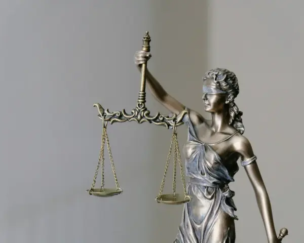 Figurka Temidy z wagą symbolizuje sprawiedliwość, jak w przypadku provident windykacja.