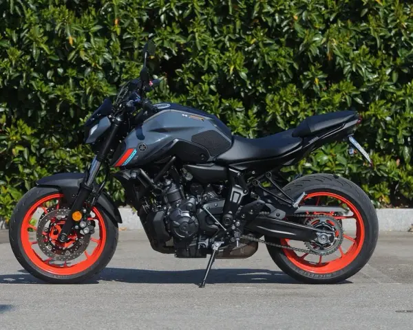 Yamaha MT-07 grigia con cerchi arancioni, pronta a scatenare la sua velocità massima.