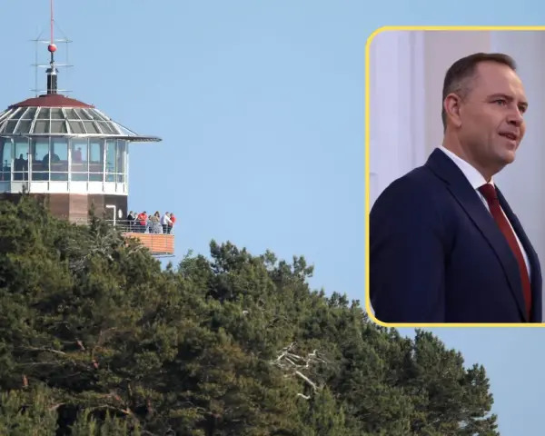 Widok na rezydencję prezydenta RP na Mierzei Helskiej, z widoczną wieżą obserwacyjną i fragmentem portretu polityka.