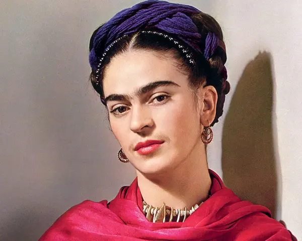 Portrait de Frida Kahlo, icône de l'art mexicain. Sa célèbre frange et son foulard violet sont mis en valeur dans cette peinture connue.