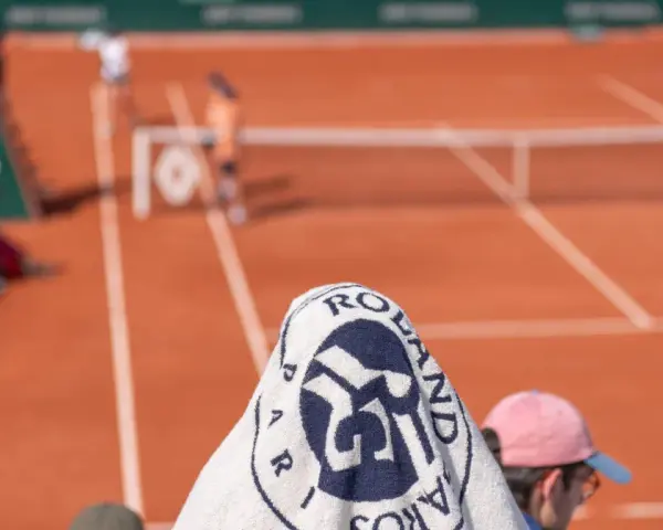 Ręcznik z logo Roland Garros na korcie. Kibice czekają na emocje podczas finału Roland Garros mężczyzn.