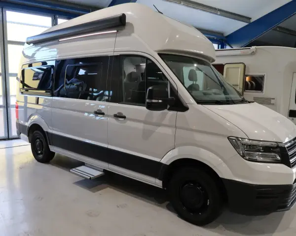 Vit Volkswagen plåtis med utdragbar markis och trappsteg. Redo för äventyr!