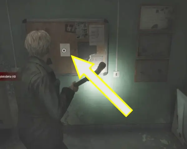 James szuka wskazówek w Silent Hill 2 poradnik. Na tablicy ogłoszeń widać dokumenty i zdjęcia.