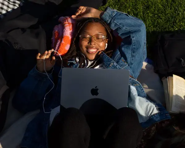 Ile wynosi zniżka edukacyjna Apple? Sprawdź, jak ją uzyskać