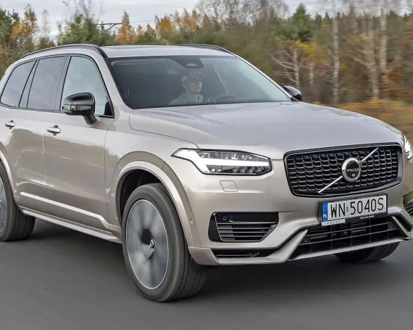Złoty Volvo XC90 w ruchu, sprawdzamy jego atrakcyjną volvo xc90 cenę.