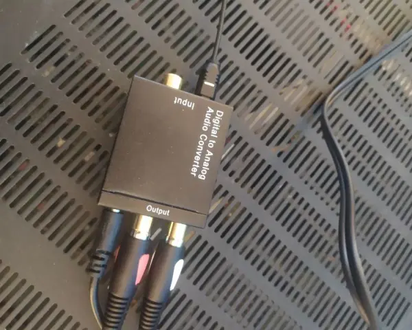 Konwerter Digital to Analog Audio Converter. Ułatwia podłączenie starego wzmacniacza do nowego telewizora, zamieniając sygnał cyfrowy na analogowy.