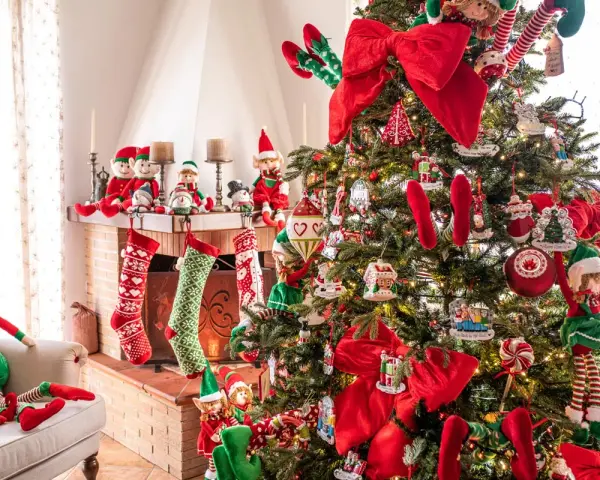 Albero di Natale addobbato con elfi e calze appese al camino. È il momento perfetto per pensare a quando fare albero di Natale!
