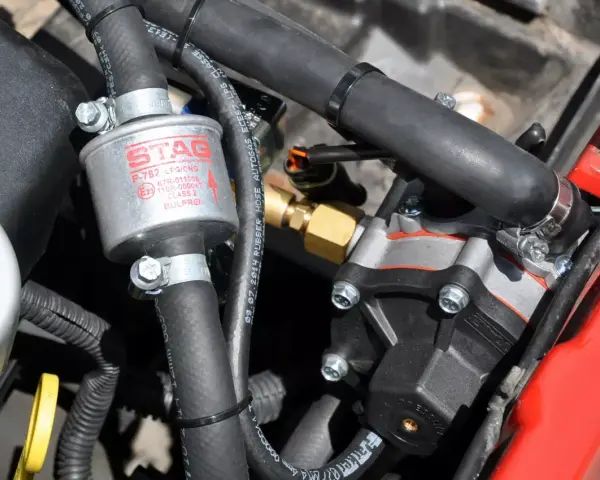 Widoczny na zdjęciu reduktor gazu STAG F-782 LPG/CNG ma uszczelkę, która zapewnia szczelność instalacji.
