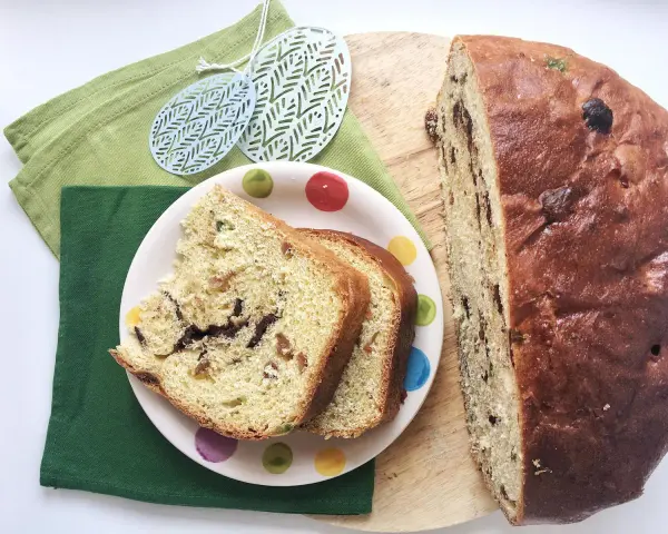 La pizza di Pasqua teramana ricetta originale, soffice e profumata, con canditi e cioccolato, pronta per essere gustata.