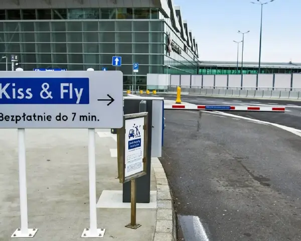Lotnisko Chopina: strefa Kiss & Fly do odbioru pasażerów, bezpłatnie do 7 min.