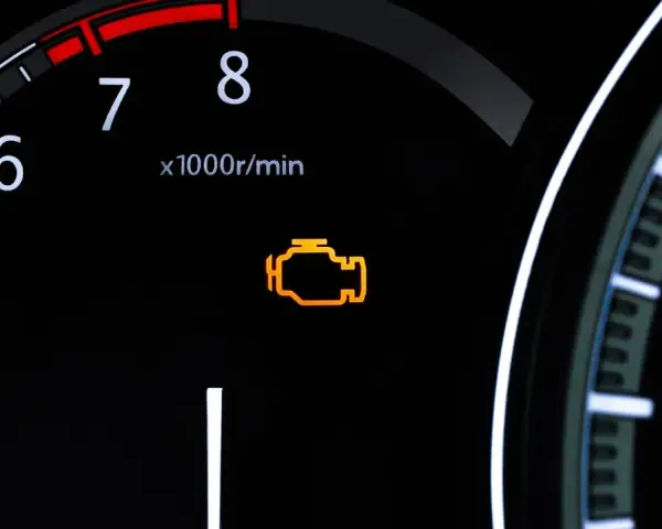 Pomarańczowa kontrolka silnika na desce rozdzielczej. Zastanawiasz się, jak skasować błąd check engine bez komputera?