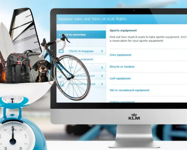 KLM bagaż podręczny: waga, deska surfingowa, gitara, akordeon, plecak i pies. Na ekranie zasady przewozu bagażu sportowego.