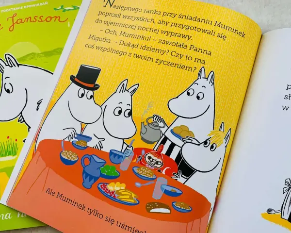 Ilustracja z książki z Muminkami przy stole, przygotowującymi się do wyprawy. Wesołe sceny z książek komediowych.