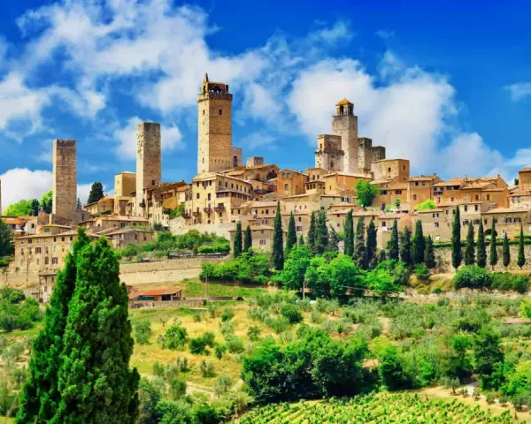 Borgo medievale con torri svettanti, ideale per un itinerario di via Francigena Toscana 3 giorni.