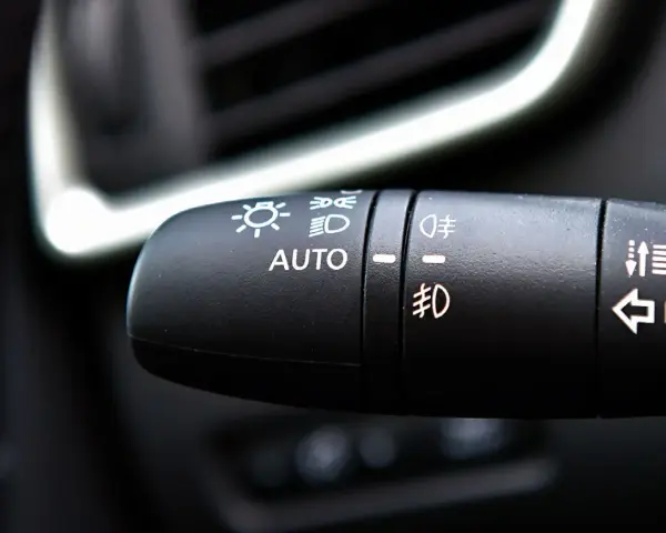 Przełącznik świateł z opcją AUTO. Ustawienie na AUTO to prosty sposób, jak włączyć światła do jazdy dziennej.