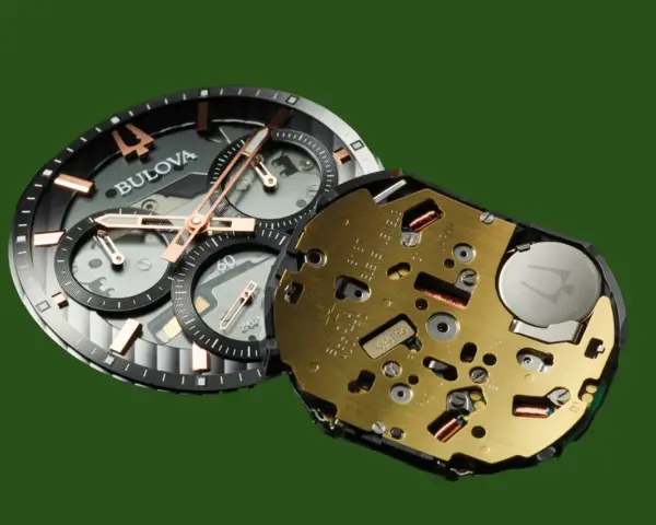Tarcza zegarka Bulova obok mechanizmu kwarcowego. Poznaj, jak się nazywa mechanizm zegarka, który napędza ten czasomierz.
