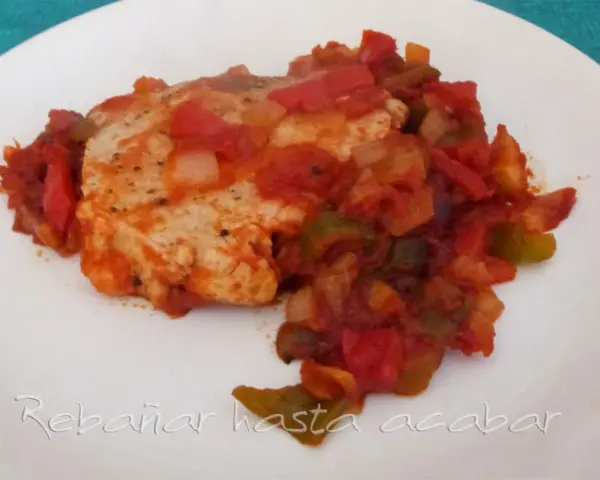 Un bonito filete de pescado cubierto con un sabroso pisto de verduras.