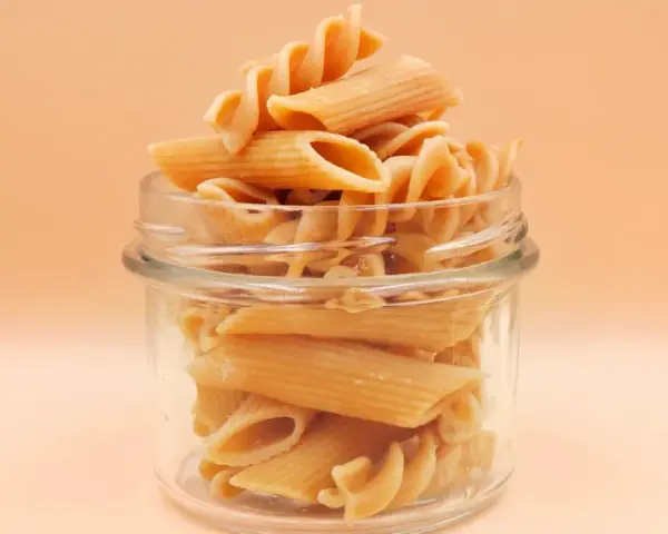 Słoik pełen makaronu penne i fusilli. Zastanawiasz się, ile czasu gotować makaron, by był idealny?