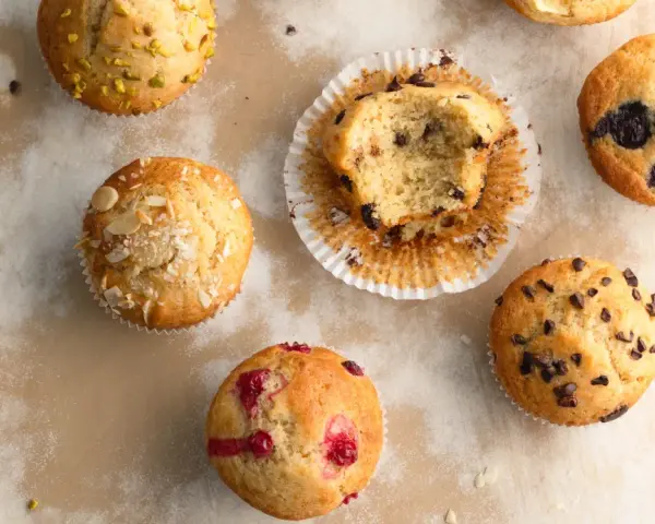 Verschiedene Muffins, perfekt für die Backzeit: Schoko, Blaubeer, Himbeer und Mandel. Ein Genuss für jeden Gaumen!