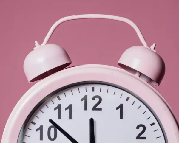 Różowy budzik pokazuje 21.12. Czy to znaczenie dla Ciebie?