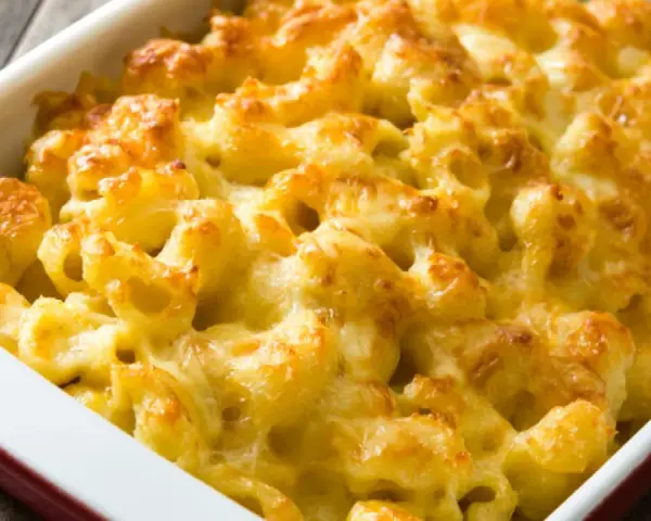 Macarrones con queso recién horneados, burbujeantes y dorados, listos para servir.
