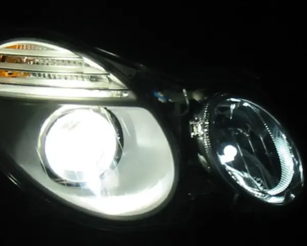Jasne światło ksenonów rozświetla reflektor samochodu, tworząc nowoczesny wygląd.