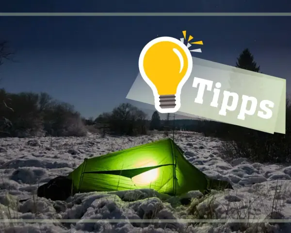 Leuchtendes Zelt im Schnee bei Nacht. Tipps für dein nächstes Winter-Camping-Abenteuer.