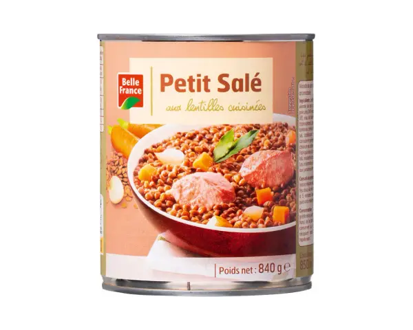 Boîte de petit salé aux lentilles cuisinées, avec des morceaux de viande, des carottes et des dés de légumes.