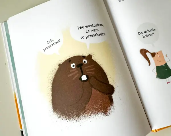 Ilustracja z książki: bóbr przeprasza, że przeszkadza w przytulaniu w nocy. Dziewczynka mówi "Do widzenia, bobrze!!".