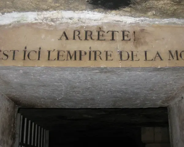Kamienne wejście do katakumb z napisem "ARRETE! C'EST ICI L'EMPIRE DE LA MORT". Miejsce to, choć nie w Polsce, budzi grozę jak nawiedzone miejsca w Polsce.