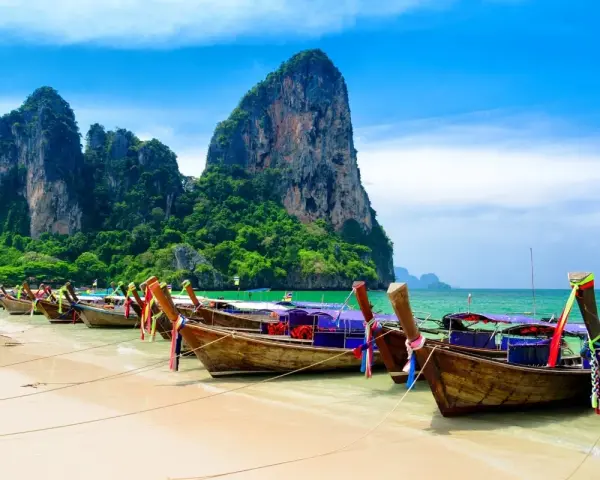 Łodzie na plaży w Railay, Tajlandia. Te widoki to jedne z najpiękniejszych miejsc w Tajlandii, idealne na wakacje.