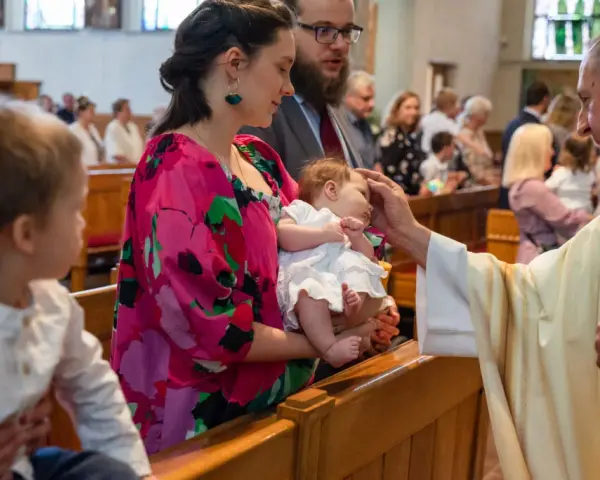 Jak wyglądają chrzciny? Odkryj sekrety pięknej ceremonii chrztu