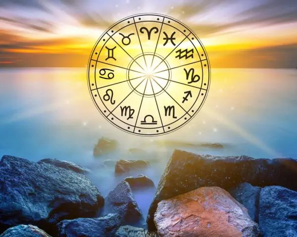 Koło zodiaku nad spokojnym morzem o zachodzie słońca. 1222 znaczenie symboli astrologicznych.