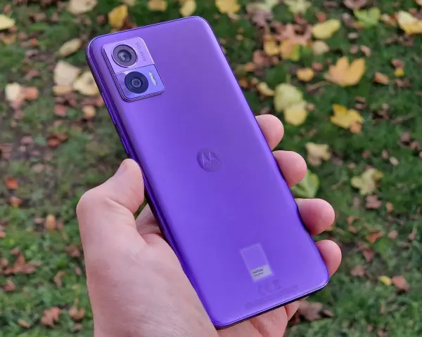 Fioletowy Motorola Edge 30 Neo Play w dłoni, na tle jesiennych liści. Idealny do uchwycenia każdej chwili.