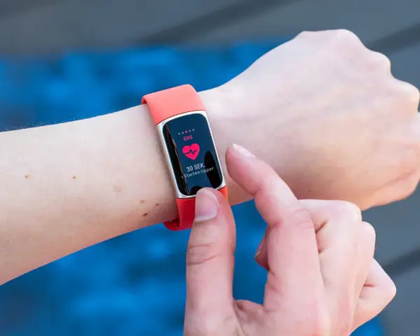 Fitbit Charge 6 neu starten: EKG-Messung wird gestartet.