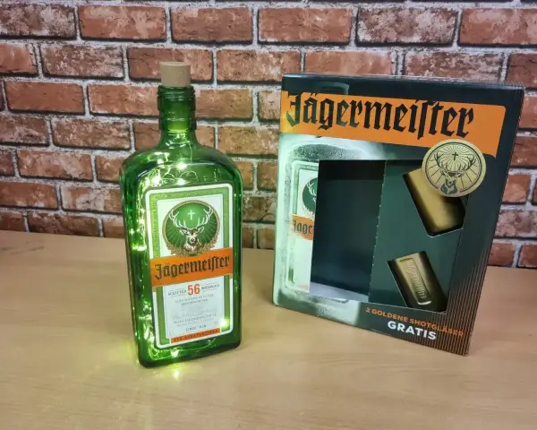 Butelka Jägermeistera z lampkami LED i zestawem dwóch złotych kieliszków. Idealne do prostych drinków z Jägermeister.