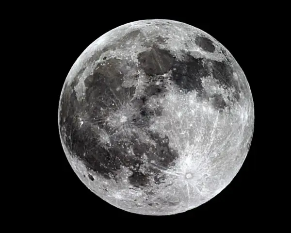 La luna piena, con i suoi crateri e mari, brilla nel buio. Un momento magico quando si fa la luna.