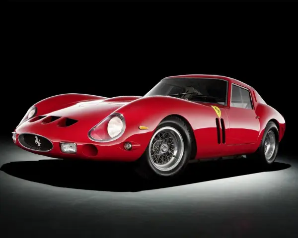 Ikoniczny czerwony Ferrari 250 GTO na czarnym tle. Klasyk motoryzacji, marzenie każdego kolekcjonera.