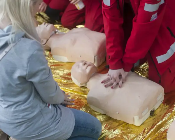 Masaż serca ile ucisków? Kluczowe zasady resuscytacji, które ratują życie
