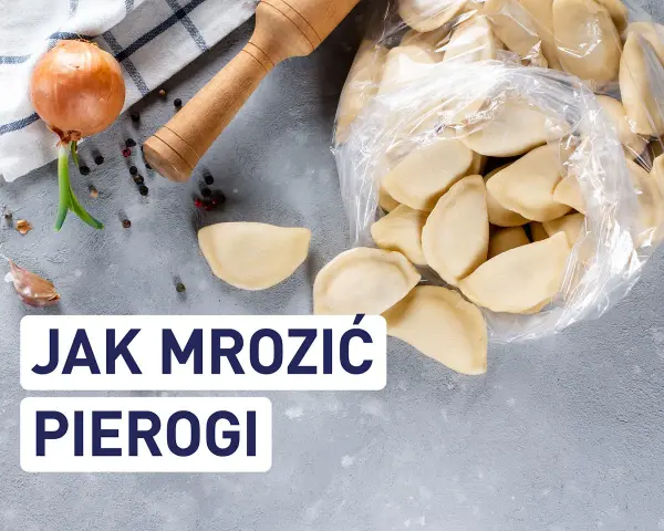 Surowe pierogi w plastikowej torbie, cebula, czosnek i wałek do ciasta na szarym tle.