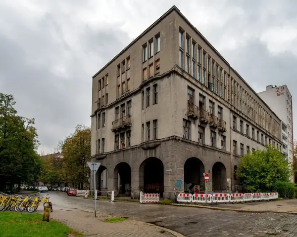 Stary budynek w Bytomiu, może kiedyś znajdą się tu mieszkania za darmo. Obok rząd żółtych rowerów.