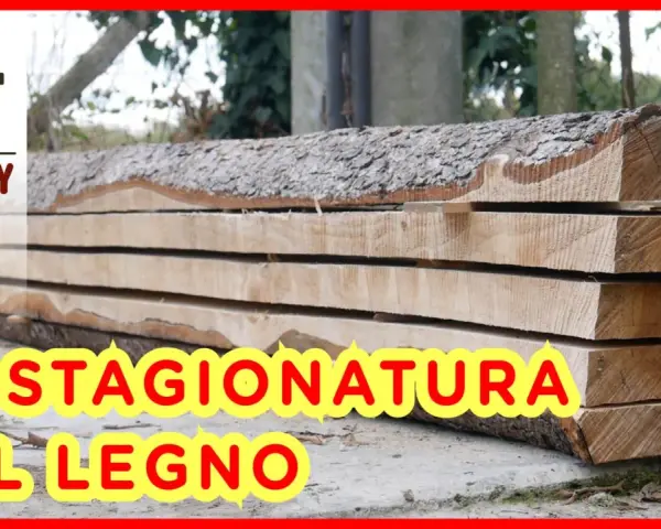 Tavole di legno grezzo impilate, pronte per la stagionatura naturale. Il processo lento che rende il legno perfetto.