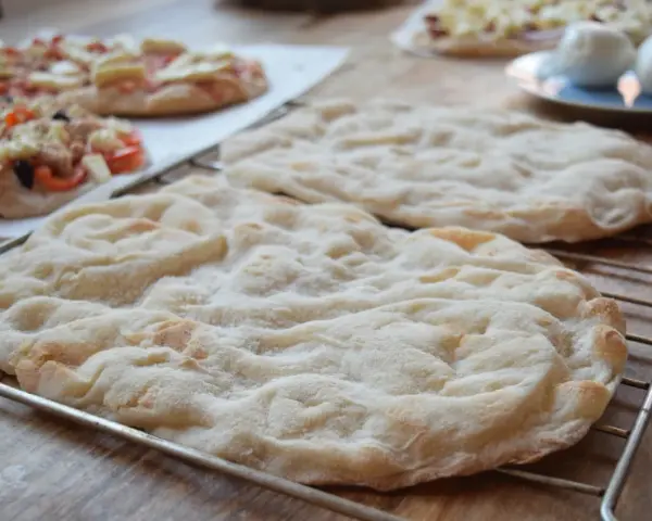 Pyszna, lekko przypieczona pinsa z czymś pysznym na wierzchu, gotowa do podania.