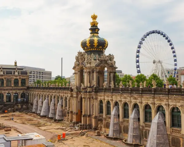 Zamek Zwinger w Dreźnie, z widoczną w tle diabelskim młynem. Czy Drezno jest bezpieczne? Tak, to piękne miasto.