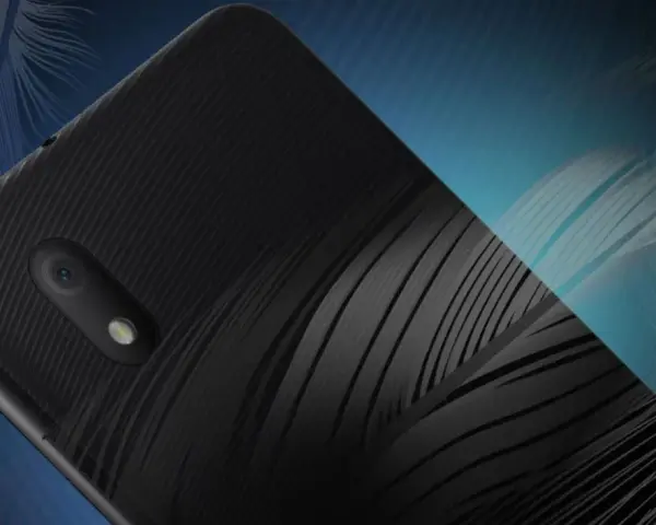 Tył telefonu Alcatel 1B z teksturą przypominającą pióra, na tle stylizowanych piór.