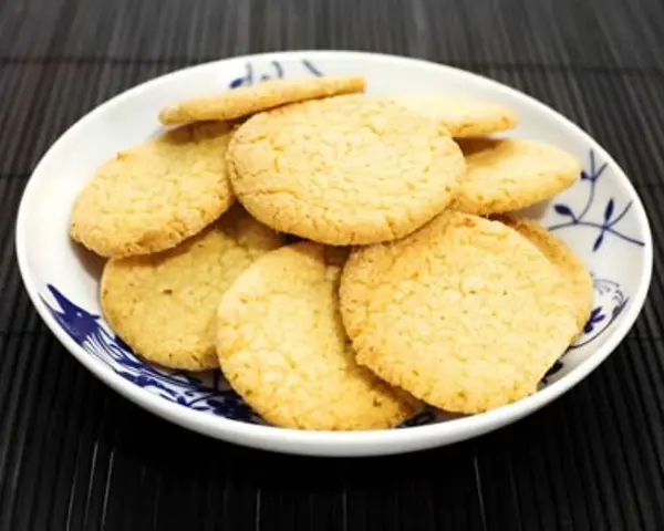 En skål med gyllene citronkakor, perfekta för ett enkelt citronkakor recept.