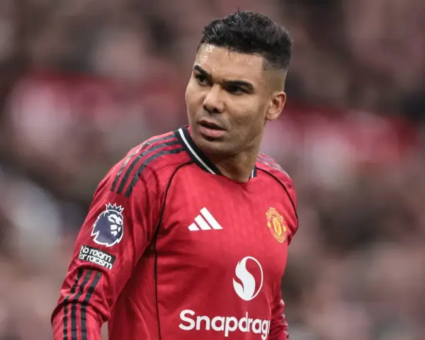 Casemiro w czerwonej koszulce Manchesteru United, symbol udanych manchester united transfery.